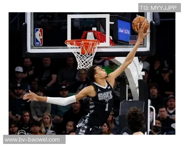 文班双手封盖展现强悍防守紧接连续三分助队打出15-0强势反击