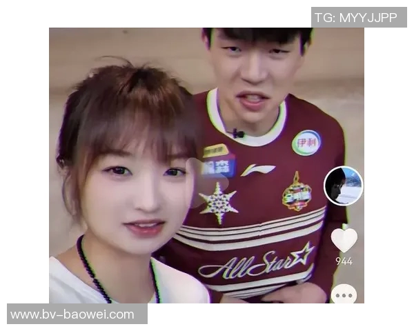 杨瀚森与阿夫迪亚场边亲密互动引发球迷热议 杨瀚森与阿夫迪亚场边亲密互动引发球迷热议